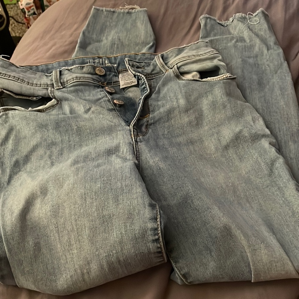 ripped jeans on knees